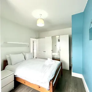 modern-2-bed-flat-close-to-shoreditch-free-wi-fi.cambridgehotelsuk.com/
